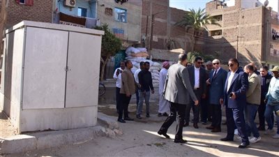 محافظ الأقصر يوجه بنقل محول كهرباء يعيق حركة الطريق بالقباحي الغربي (صور)