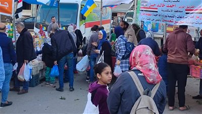رئيسة حى المنتزة أول بالإسكندرية تتابع فعاليات سوق اليوم الواحد 