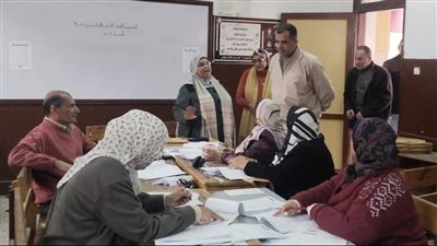 مدير تعليم دمياط يتفقد تصحيح امتحانات المستوى الرفيع للشهادة الإعدادية