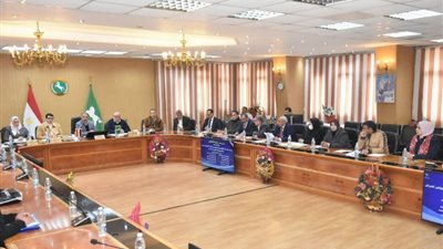 محافظ الشرقية يستجيب لشكاوى المواطنين ويوفر فرص عمل ومساعدات عاجلة