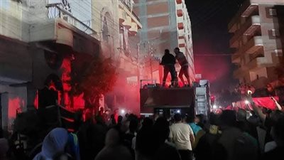 قطع الكهرباء والغاز عن المنطقة احترازيا، حريق هائل بشقة سكنية امتد للمنازل المجاورة بالمحلة 