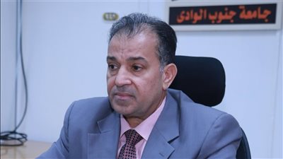 رئيس جامعة جنوب الوادي يناقش تطوير الإدارة العامة لنظم المعلومات والتحول الرقمي وخطط الرقمنة المستقبلية