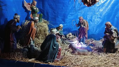 مشهد ولادة المسيح، كنيسة الأنبا بيشوي ببورسعيد تبدع في تصميم مجسم المزود (صور)