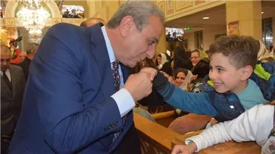 يقبل يد الأطفال، محافظ الغربية يشارك في قداس عيد الميلاد بكنيسة مار جرجس بطنطا (فيديو وصور)