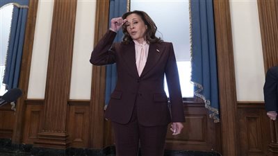 أنا مش بعض، موقف محرج لـ هاريس على يد زوج عضوة بالشيوخ الجمهوري (فيديو)