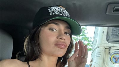 ديمي مور تحرج كايلي جينر في حفل جولدن جلوب (فيديو)