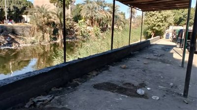 إنشاء سور خرساني بين الترعة وموقف سيارات البداري بأسيوط حفاظًا على سلامة المواطنين