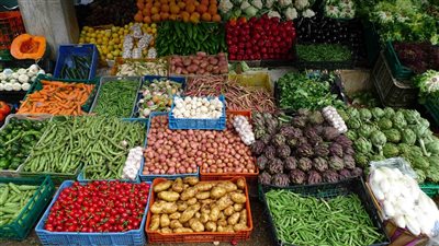  انخفاض 10 أصناف أبرزها الليمون والبطاطس، سعر الخضار اليوم في سوق العبور