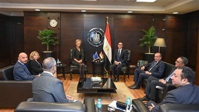 وزير الاستثمار يبحث مع سفيرة الاتحاد الأوروبي سبل تعزيز التعاون التجاري 