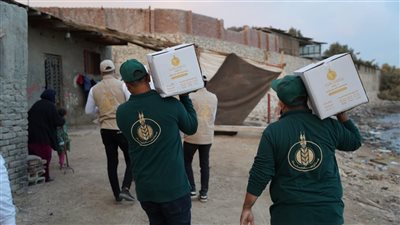 بيت الزكاة والصدقات يوزع بطاطين ومواد غذائية على المستحقين بالسويس 