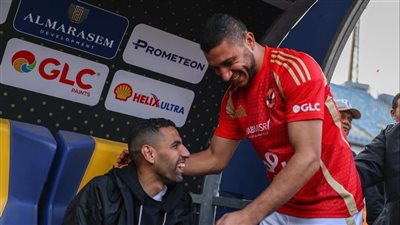 لاعبو الأهلي يوجهون التحية لمؤمن زكريا خلال مباراة سموحة بالدوري (صور)