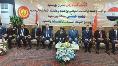 محافظ بورسعيد يترأس وفدا لتقديم التهنئة للأخوة المسيحيين بعيد الميلاد (صور)