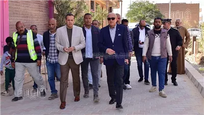 محافظ الأقصر يتفقد أعمال تركيب بلاط الإنترلوك في 3 مناطق