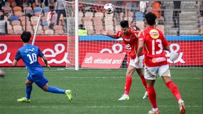 أشرف داري مدافع الأهلي يغادر مباراة سموحة بعد إصابته، تعرف علي التفاصيل