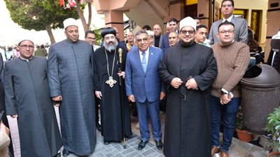 محافظ الدقهلية ومدير الأمن يقدمان التهنئة بعيد الميلاد للإخوة المسيحيين (صور)