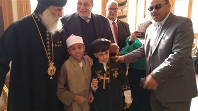 بالهلال والصليب، أطفال قنا يشاركون في احتفالات عيد الميلاد (صور)