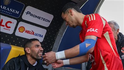 إمام عاشور ووسام أبو علي يهديان قميصيهما لمؤمن زكريا (فيديو)