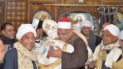 شيخ أزهري يوزع العيدية على الأطفال بكنيسة القلمينا بقنا (صور)