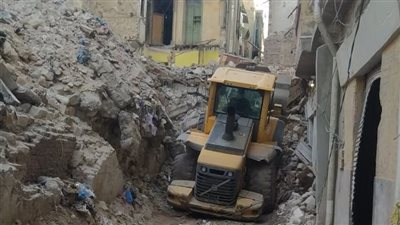 استمرار رفع الأنقاض بمحيط العقار المنهار في منطقة العطارين بالإسكندرية