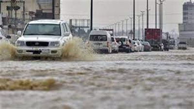 أمطار غزيرة وسيول جارفة  في السعودية وسط تحذيرات من استمرار سوء الطقس (فيديو)