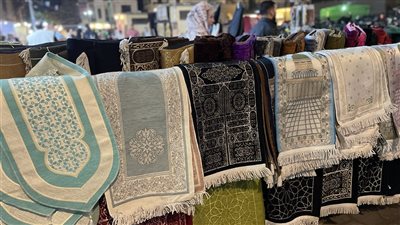 أسعار سجاجيد الصلاة بالأزهر.. تبدأ من 40 جنيهًا.. تصميمات جديدة بالذكاء الاصطناعي.. الكابيتونيه والقطيفة والجوبلان «أشهر الأنواع».. وهذه مكونات طقم هدية العمرة (فيديو) 