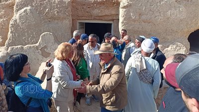 زاهي حواس يصل الأقصر للإعلان عن اكتشاف مقبرة فرعونية بالبر الغربي (فيديو وصور)