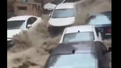 هطلت كالشلال وأتلفت السيارات والممتلكات، مقاطع مرعبة لأمطار مكة وجدة (فيديو)