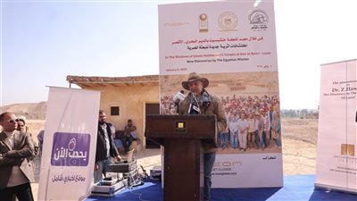 لحظة إعلان زاهي حواس عن اكتشافات أثرية في الأقصر (فيديو)