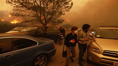 حياتكم في خطر، السلطات الأمريكية تطالب نجوم هوليوود بمغادرة أرقى أحياء كاليفورنيا فورا (فيديو)