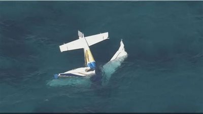 مصرع وإصابة 6 أشخاص وإنقاذ آخر بتحطم طائرة في أستراليا (فيديو)