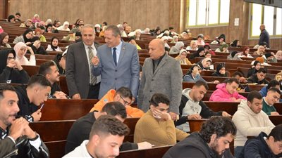 رئيس جامعة دمياط يتابع سير الامتحانات بكليتي الحقوق والهندسة