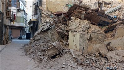 رفع أنقاض عقار العطارين المنهار، و14 أسرة بالشارع ينتظرون الإيواء 