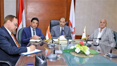 محافظ سوهاج يبحث خطة إقامة معارض السلع الغذائية وأسواق اليوم الواحد 