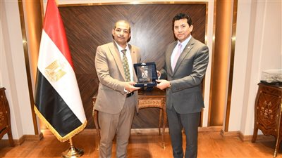 وزير الشباب والرياضة يكرم مدير مدرسة منشأة رضوان بالجيزة 
