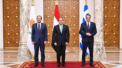 السيسي يشارك في القمة المصرية اليونانية القبرصية.. الرئيس يؤكد تعزيز التعاون الاقتصادي بين الدول الثلاث.. الحرص على وقف إطلاق النار بغزة.. وضرورة حماية أمن واستقرار وسلامة ووحدة أراضي سوريا