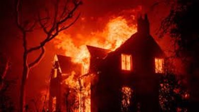 مشهد مرعب، حرائق لوس أنجلوس تحاصر رجلين وكلبهما (فيديو)