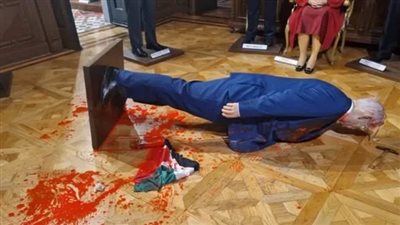 تحطيم تمثال نتنياهو، رسالة دعم من ناشط مكسيكي لشعوب اليمن وفلسطين (فيديو) 