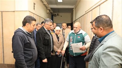 قرارات مفاجئة لمحافظ الجيزة خلال تفقده لـ مستشفى التحرير العام بإمبابة (صور)