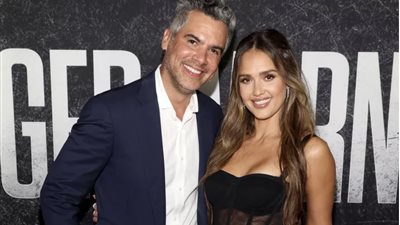 بعد 16 سنة زواج، اختفاء الشرارة والسعادة سبب انفصال جيسيكا ألبا وكاش وارن