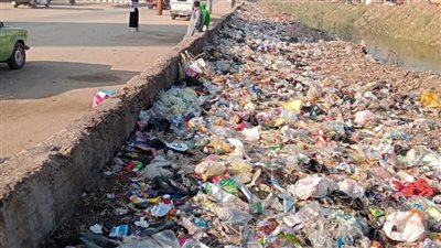 رفع القمامة والمخلفات بالطريق الدائري على ترعة الملاح بحي غرب أسيوط (صور)