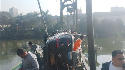 انقلاب سيارة ملاكي أعلى معدية عثمان بشبرا الخيمة 