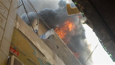 المعاينة تكشف سبب اندلاع حريق داخل مخزن لقطع غيار السيارات بالأزبكية (صور)