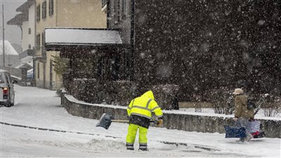 مصرع وإصابة 22 شخصا بسبب العواصف الثلجية في فرنسا 