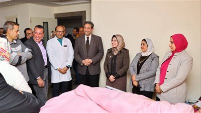 محافظ دمياط يزور مهندسة أصيبت خلال تأدية مهام عملها بالمستشفى