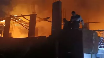 محافظ القاهرة يتواجد بموقع حريق الزرايب بمنشأة ناصر