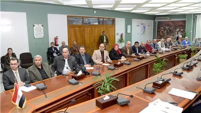 رئيس جامعة المنصورة يوجه بضرورة تطبيق آليات الحوكمة ويناقش ضوابط امتحانات منتصف العام الدراسي