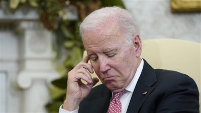 لا يدرك ما يجري حوله، بايدن يغفو أثناء جنازة جيمي كارتر (فيديو)