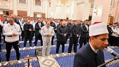  السيسي يؤدي صلاة الفجر مع طلبة الأكاديمية العسكرية المصرية