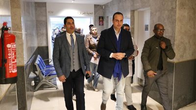 رئيس الرعاية الصحية يجرى جولة ليلية مفاجئة للمنشآت الطبية بالسويس