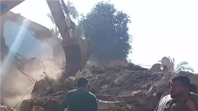 10 صور ترصد رفع أنقاض منزل أسيوط المنهار